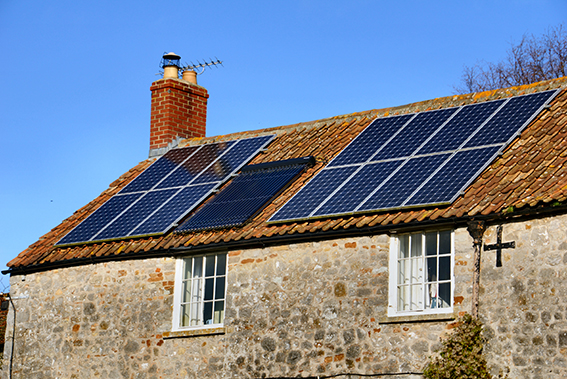 Panneaux photovoltaïques sur ancienne maison